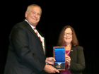 Karen Bartleson, 2018 Past IEEE President, awards the "IEEE Cledo Brunetti Award" to Siegfried Selberherr; Foto © IEEE